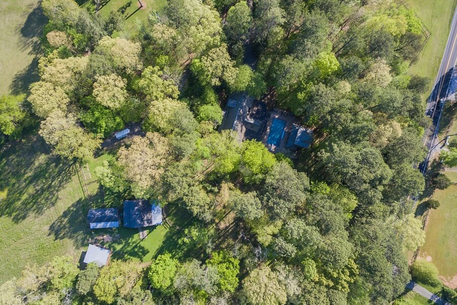 Welcome to this contemporary farmhouse listed by RealtySouth. Welcome to this contemporary farmhouse listed by RealtySouth.