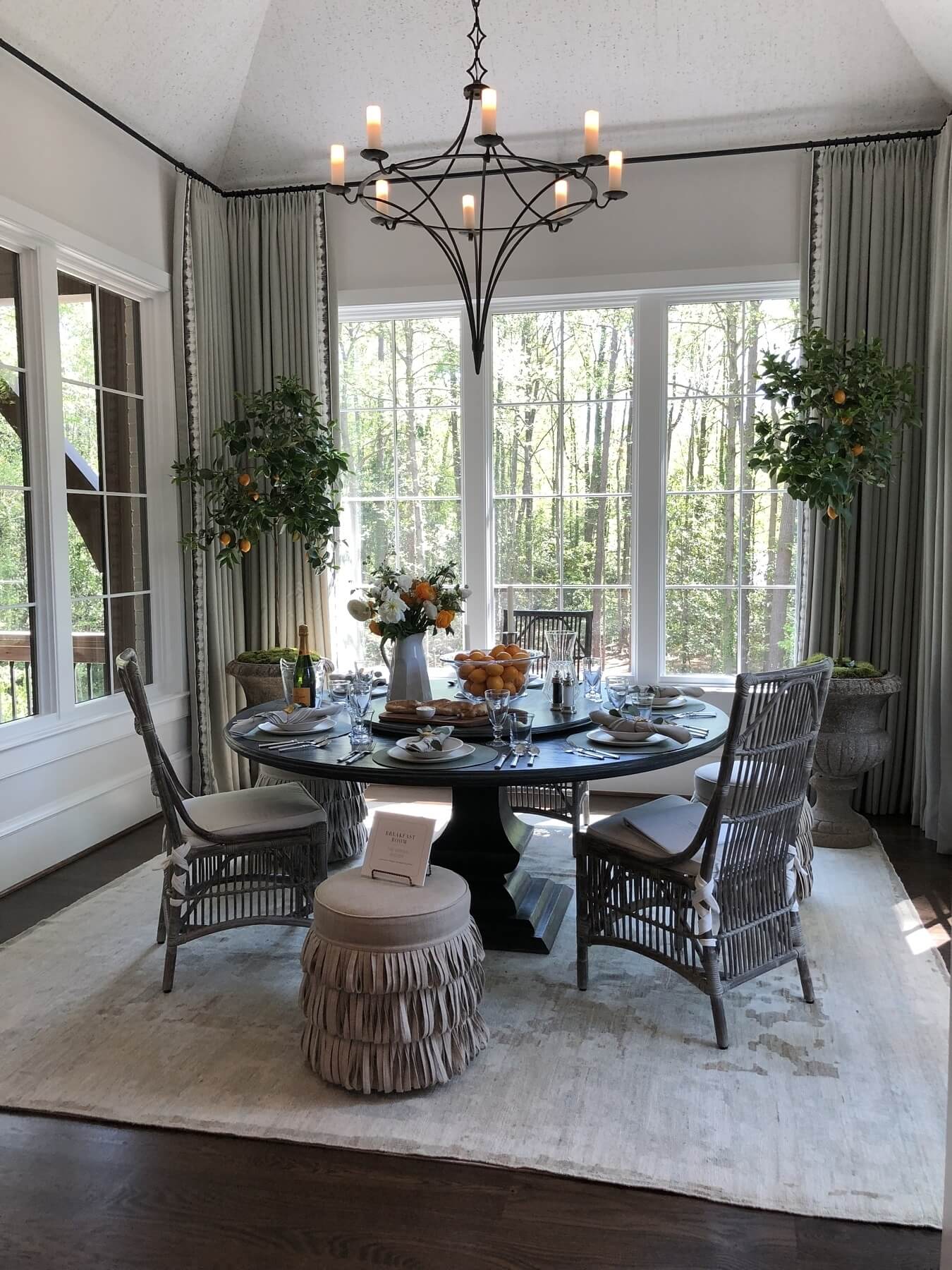 The bright and cheery breakfast area would make any meal a delight! The bright and cheery breakfast area would make any meal a delight!