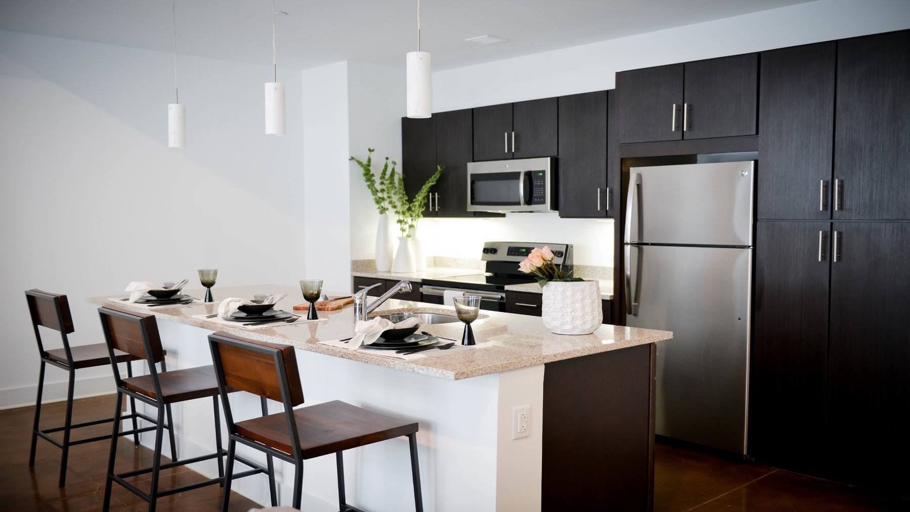 With its strong lines and bold palette, this kitchen exudes modernity and sophistication. Image: The Pizitz
