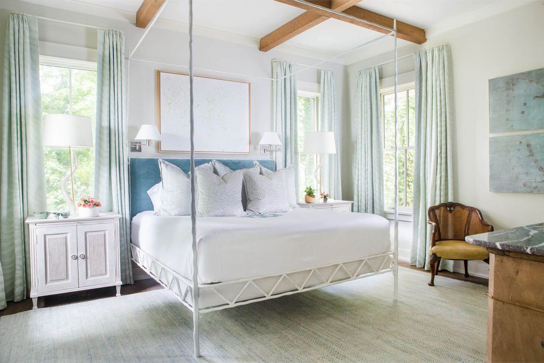 With bright accents and features, this bedroom is making us swoon! 