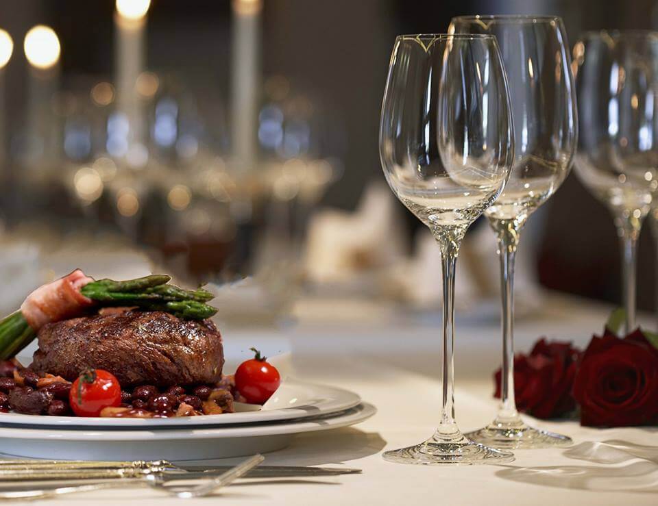 STeak and asparagus on a plate