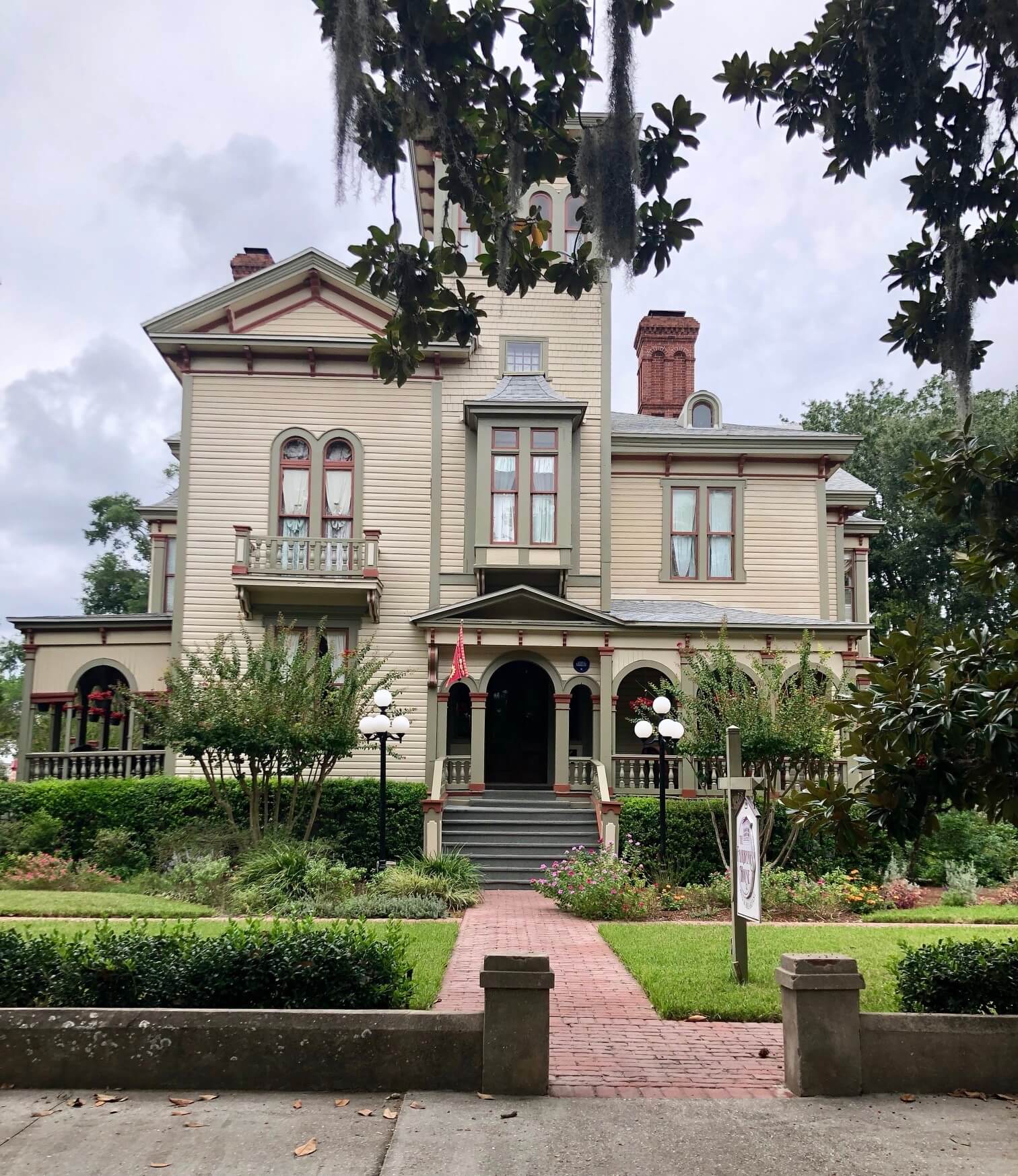 Fairbanks House, a circa-1885 Italianate villa in the historic district of Fernandina Beach, has a variety of rooms and cottages on the property to please any history-lover who also loves a quaint coastal town. They’ve come up with a variety of packages to appeal to different sorts of vacations, such as a “Girls Just Want to Have Fun” package, including social hours, chocolate chip cookies, complimentary bikes, and other amenities. Image: Lisa Mowry The Fairbanks House on Amelia Island