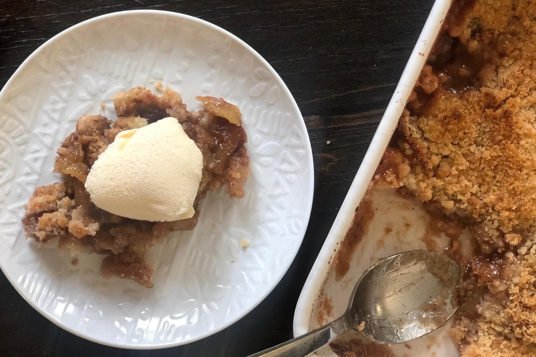 apple crisp recipe — apple crisp with vanilla ice cream on top