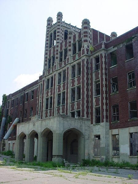 Forget running — we're in an all-out SPRINT as we pass the Waverly HiIlls Sanatorium, purported to be the most haunted place in Louisville. Image: public domain southern races - Waverly Sanatorium