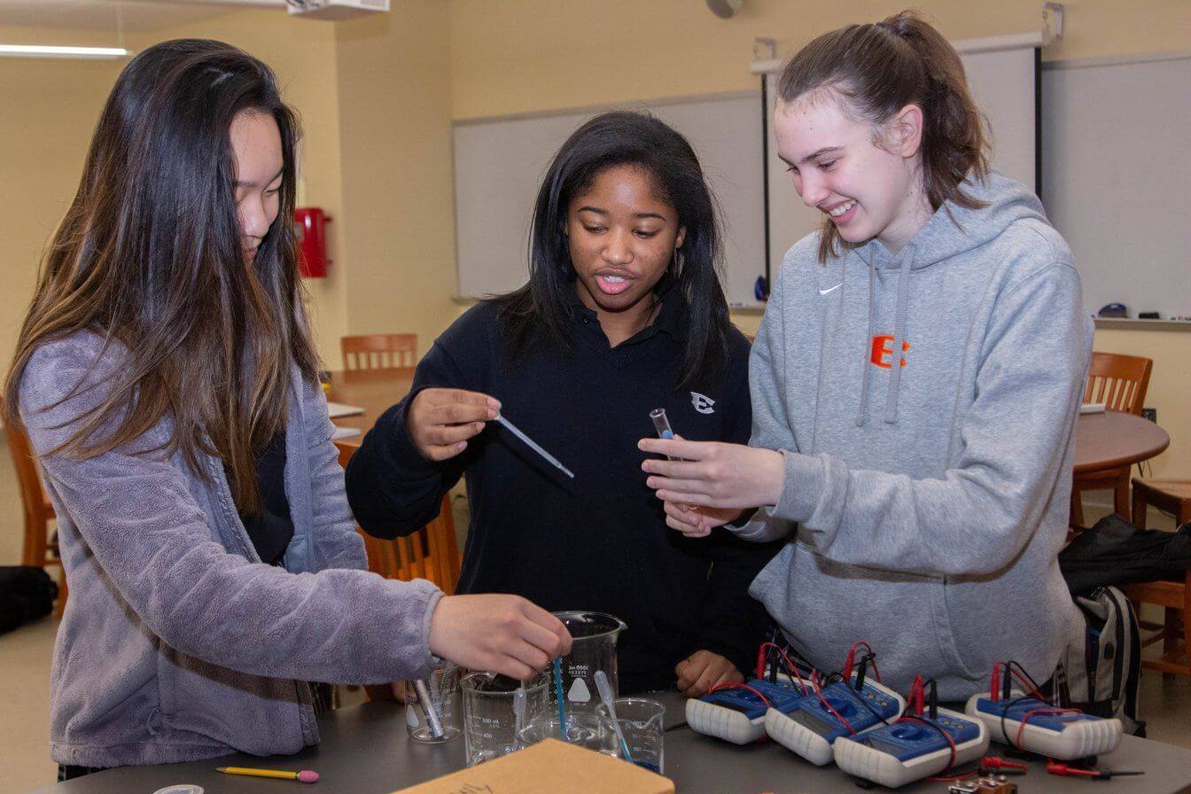 Ensworth students in the lab