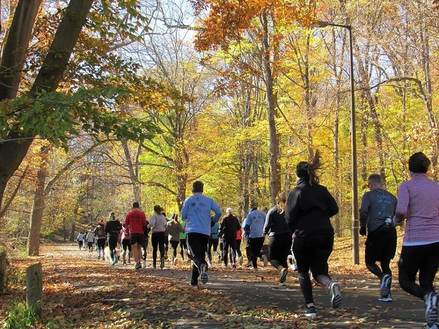 Fall foliage makes a fun run that much more enjoyable. Image: Facebook southern races- Louisville Beer Run