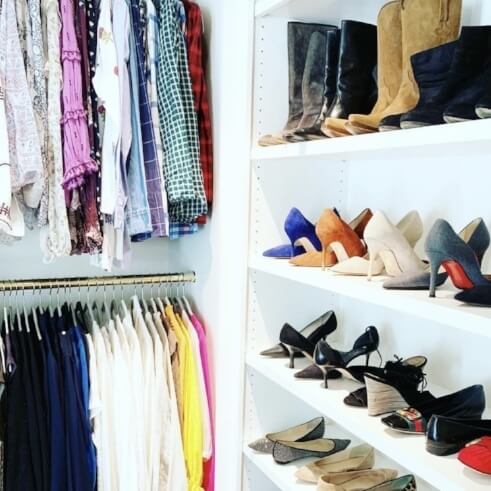 We spy a closet featuring Leigh’s favorite organizational tool: velvet no-slip hangers! Image: L.Williams Closet Edit+Styling. Get organized in your closet for 2020-closet of clothes and shoes