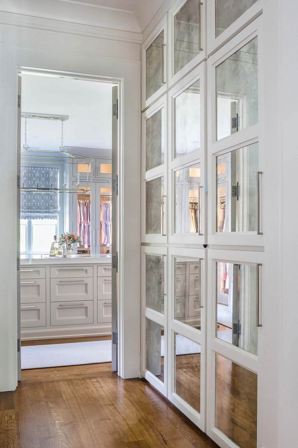 This mirrored section cleverly doubles as luggage storage and a place to check one’s reflection before heading out. Image: Selavie Photography Entry way with mirrored luggage storage