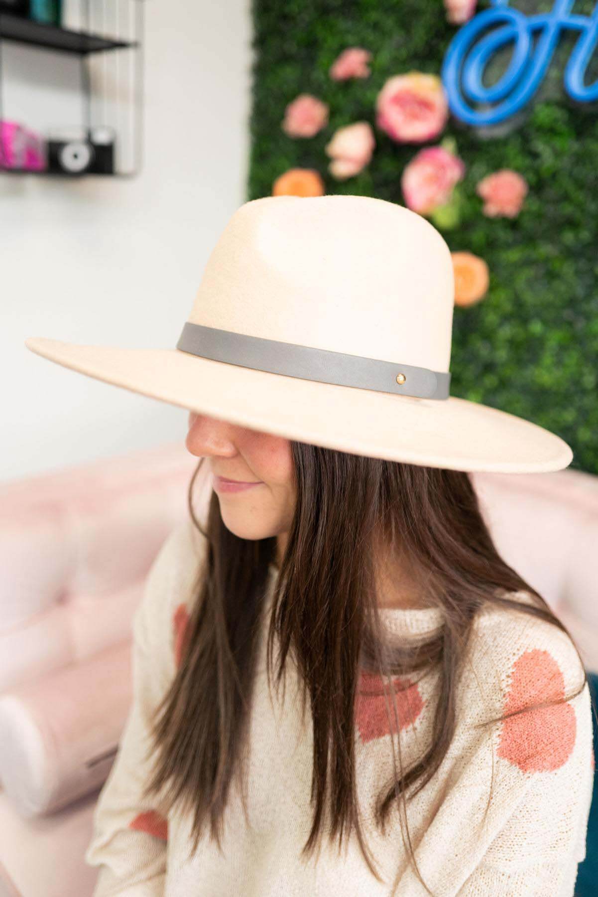 White wide-brim hat, an idea of what to wear in February