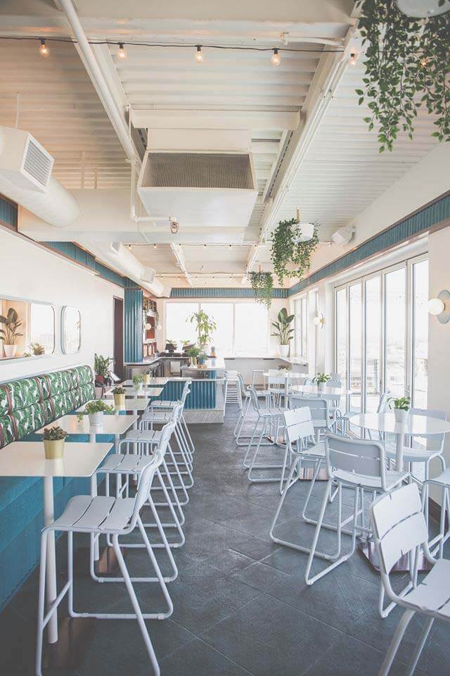 You can even dine inside and have the same view as being outdoors! Image: Hu. Hotel Hu. Hotel, a Memphis rooftop bar