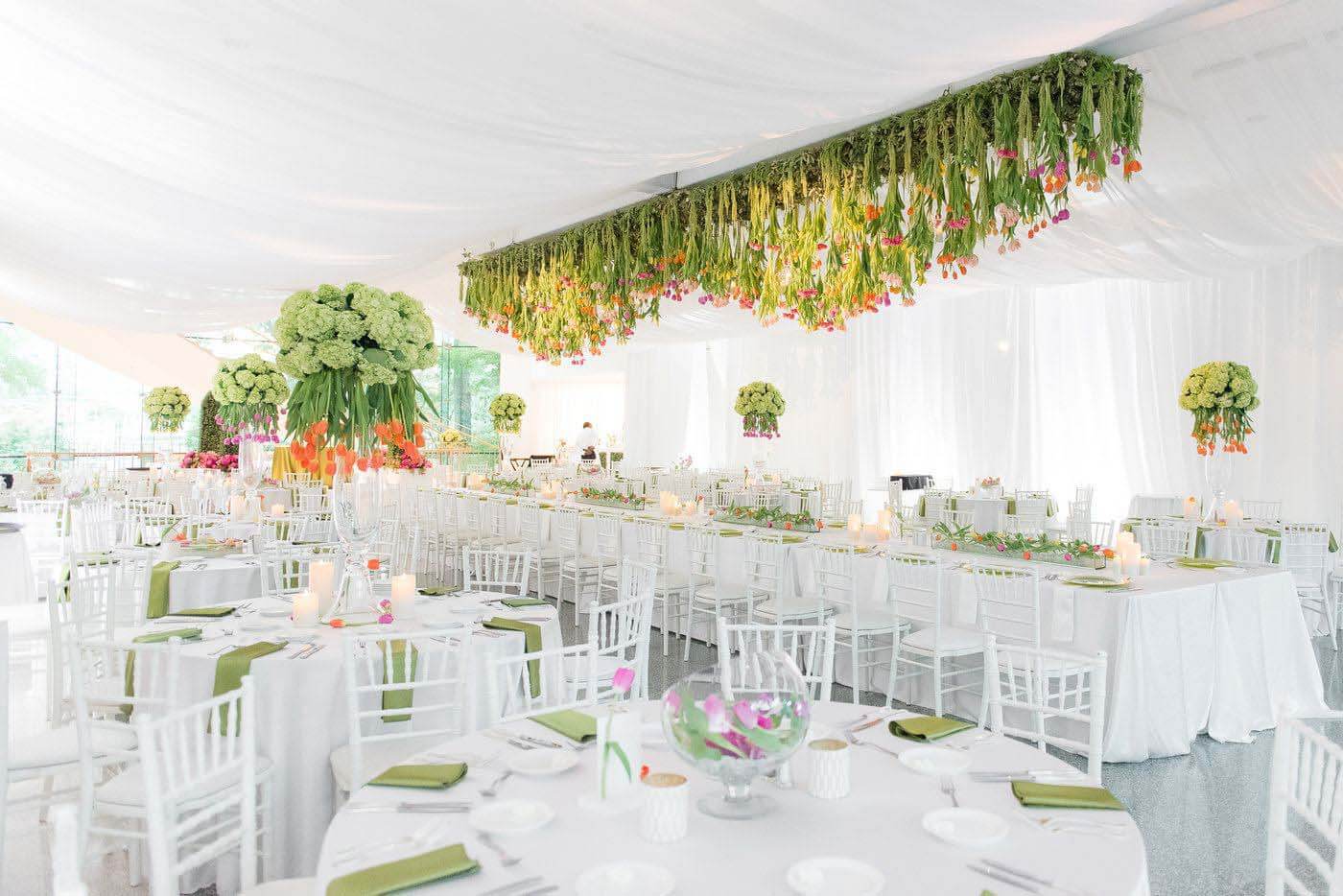 Flowers are the star of this otherwise white wedding. Keep things simple and let the art-like arrangements shine. Image: Eric & Jamie Photography White wedding reception with floral decorations, a wedding trend 2020