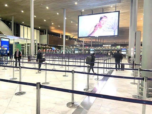 An empty Charles de Gaulle airport security line - Coronavirus COVID-19