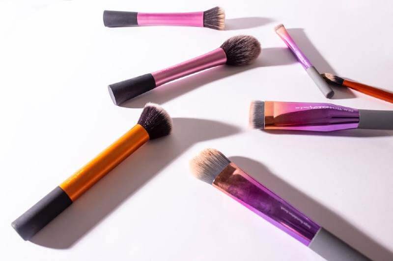Cleaning our makeup brushes more frequently can help clear our skin. makeup brushes for quarantine beauty tips