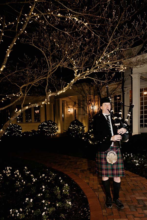 Bagpiper at the Belle Meade Country Club entrance | Photographer: Kristyn Hogan