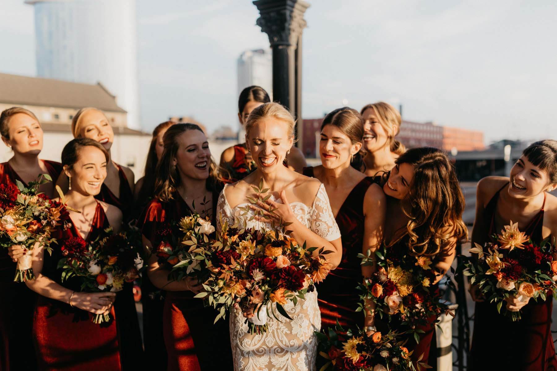 English Taylor with her bridesmaids and autumn wedding bouquets