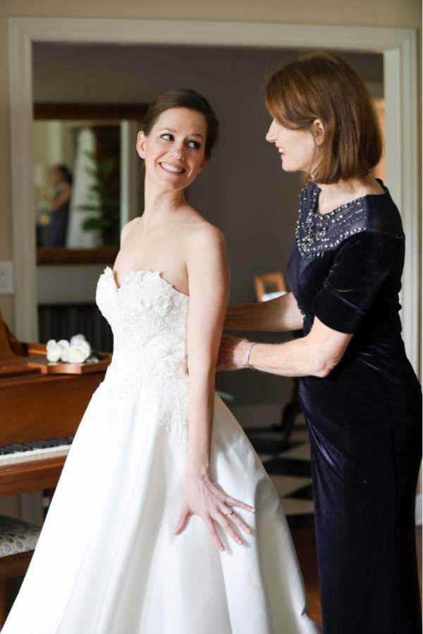 Bride with her mom, getting ready