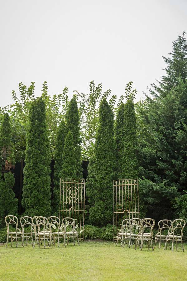 This intimate AmosEvents ceremony staged in the most dramatic of natural settings shows that splendor is not sacrificed in a micro wedding. Image: Micah Robinson Amos Events Micro Wedding