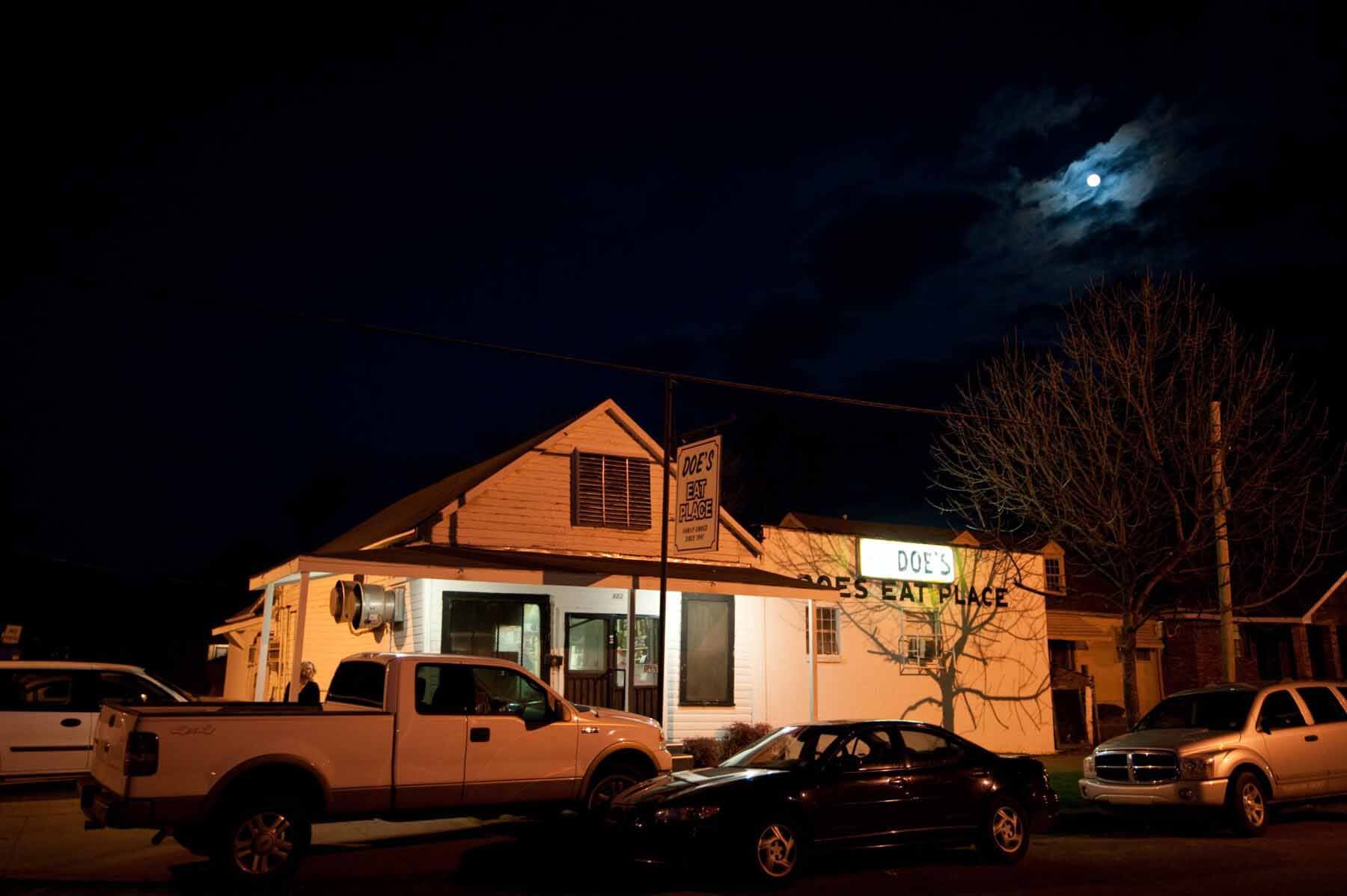 Exterior of Doe's, a MS restaurant that serves authentic Mississippi tamales