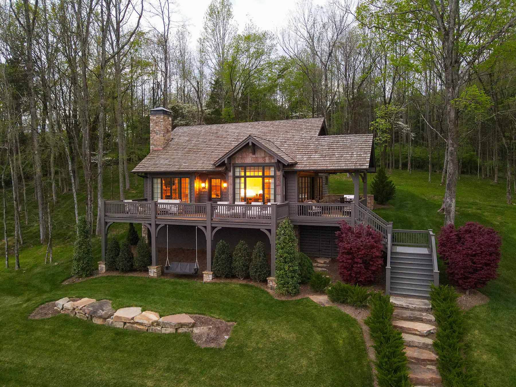 This gorgeous second home is a lakeside masterpiece from Castle Homes. Image: Leslie Brown Photography A second home in the woods by Castle Homes
