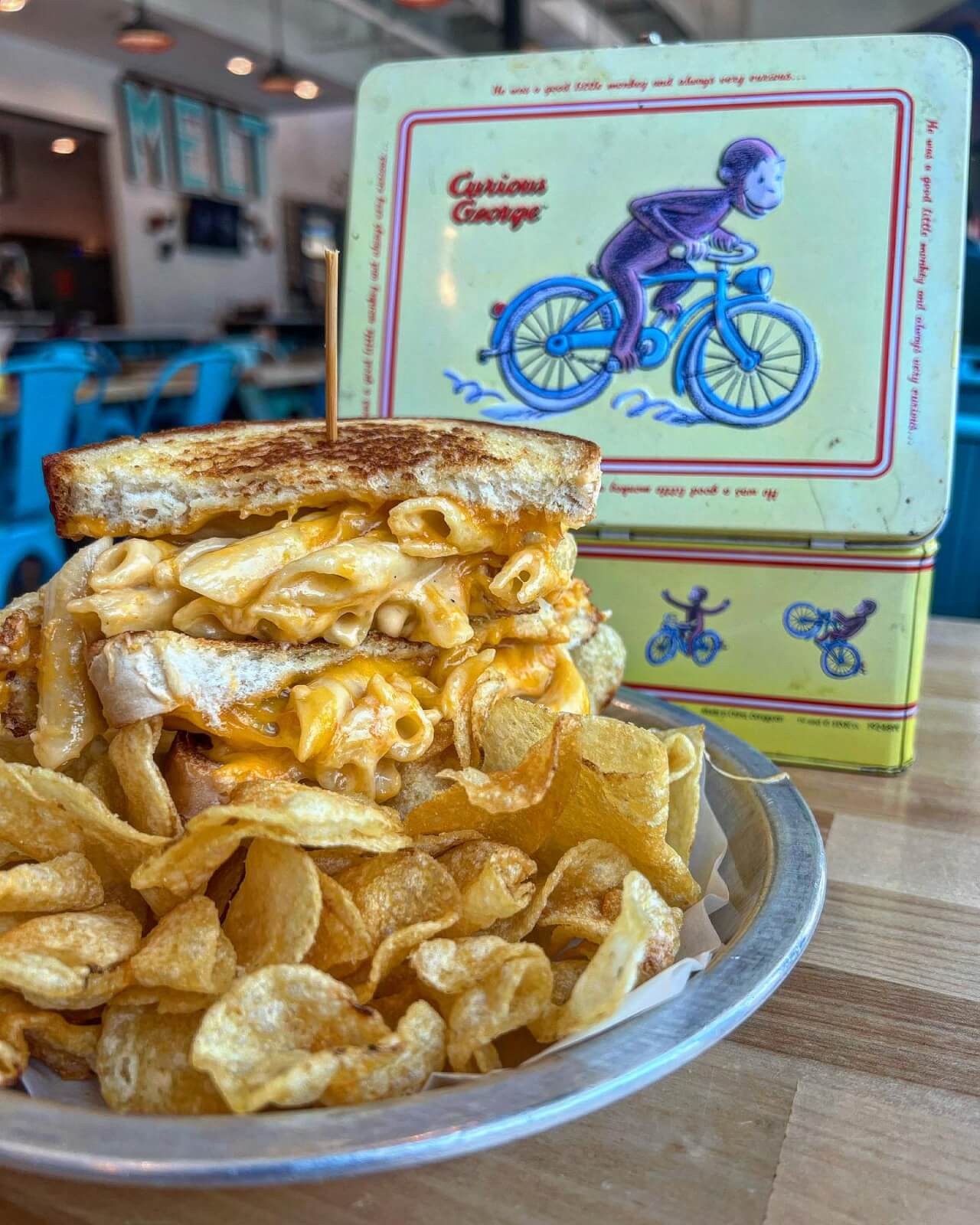 macaroni and cheese sandwich with chips