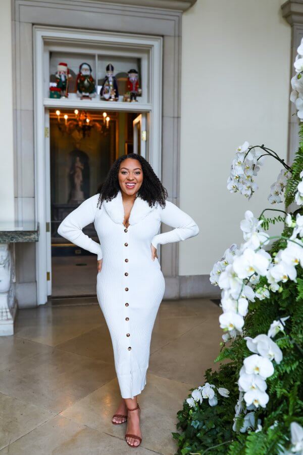 Una inspiración, ya sea embarazada o no, Jasmine rockea autenticidad y belleza. Jazmín con un vestido blanco.