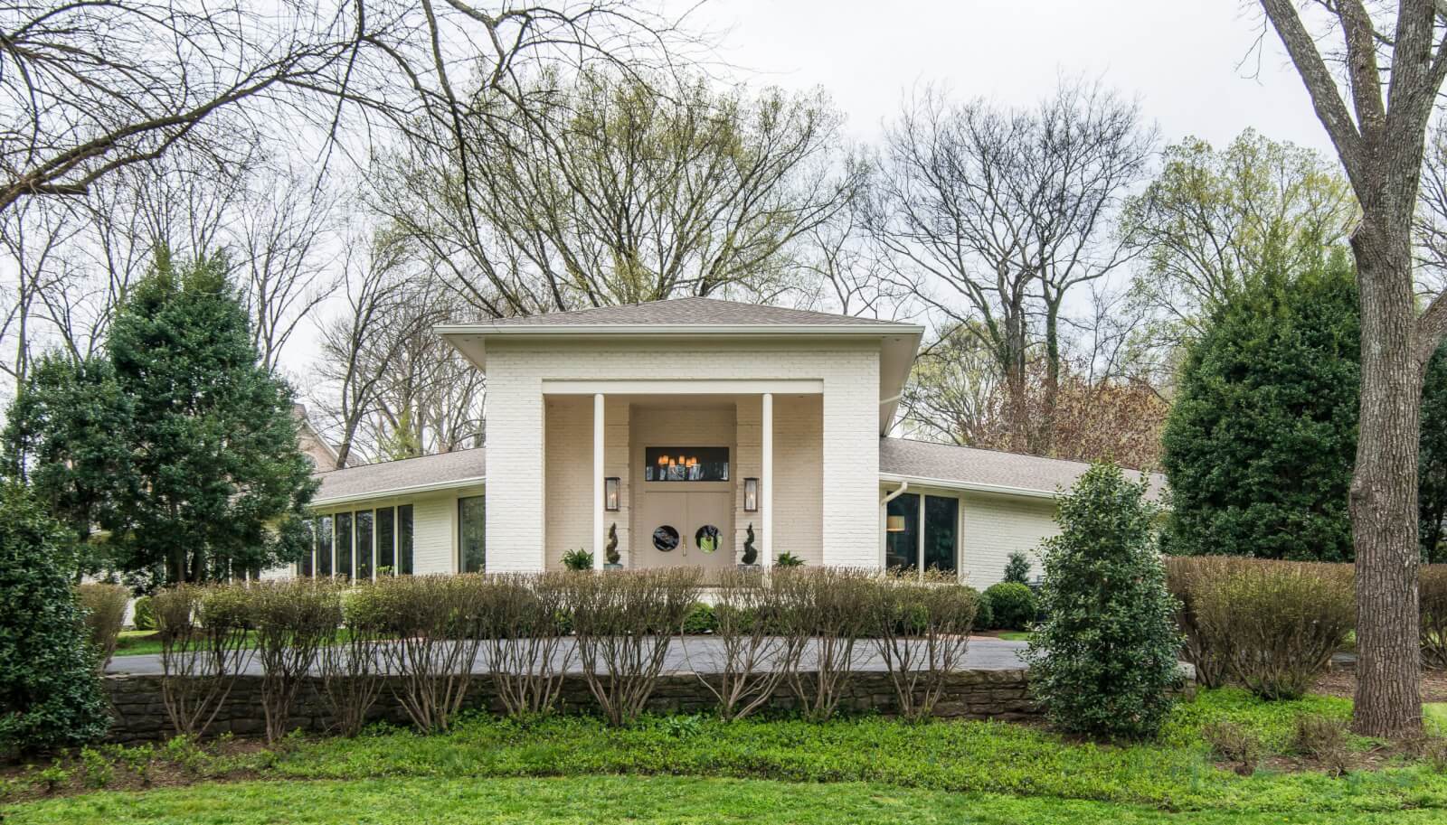 Facade of mid-century modern home in Nashville