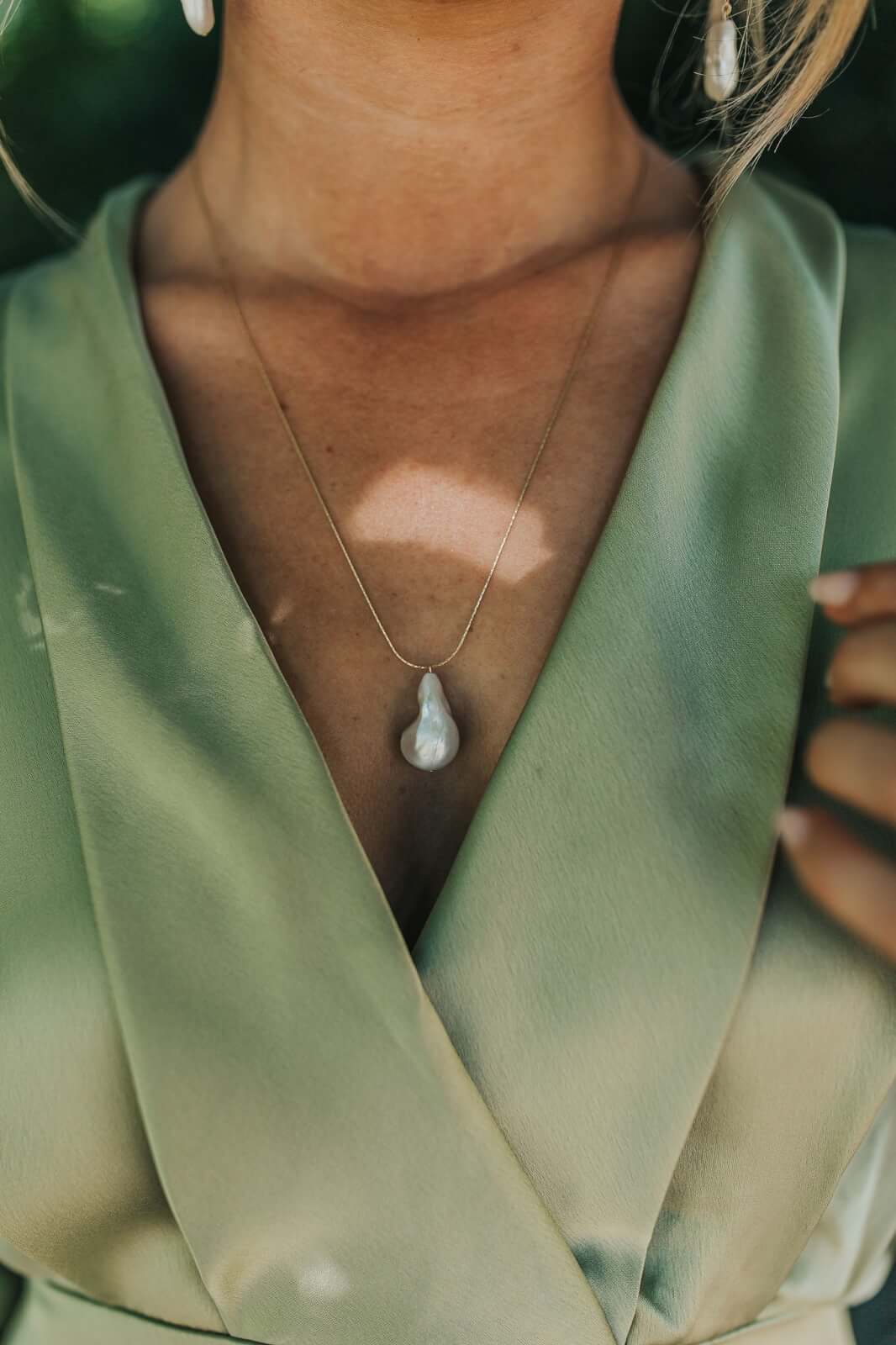 Pearl drop necklace