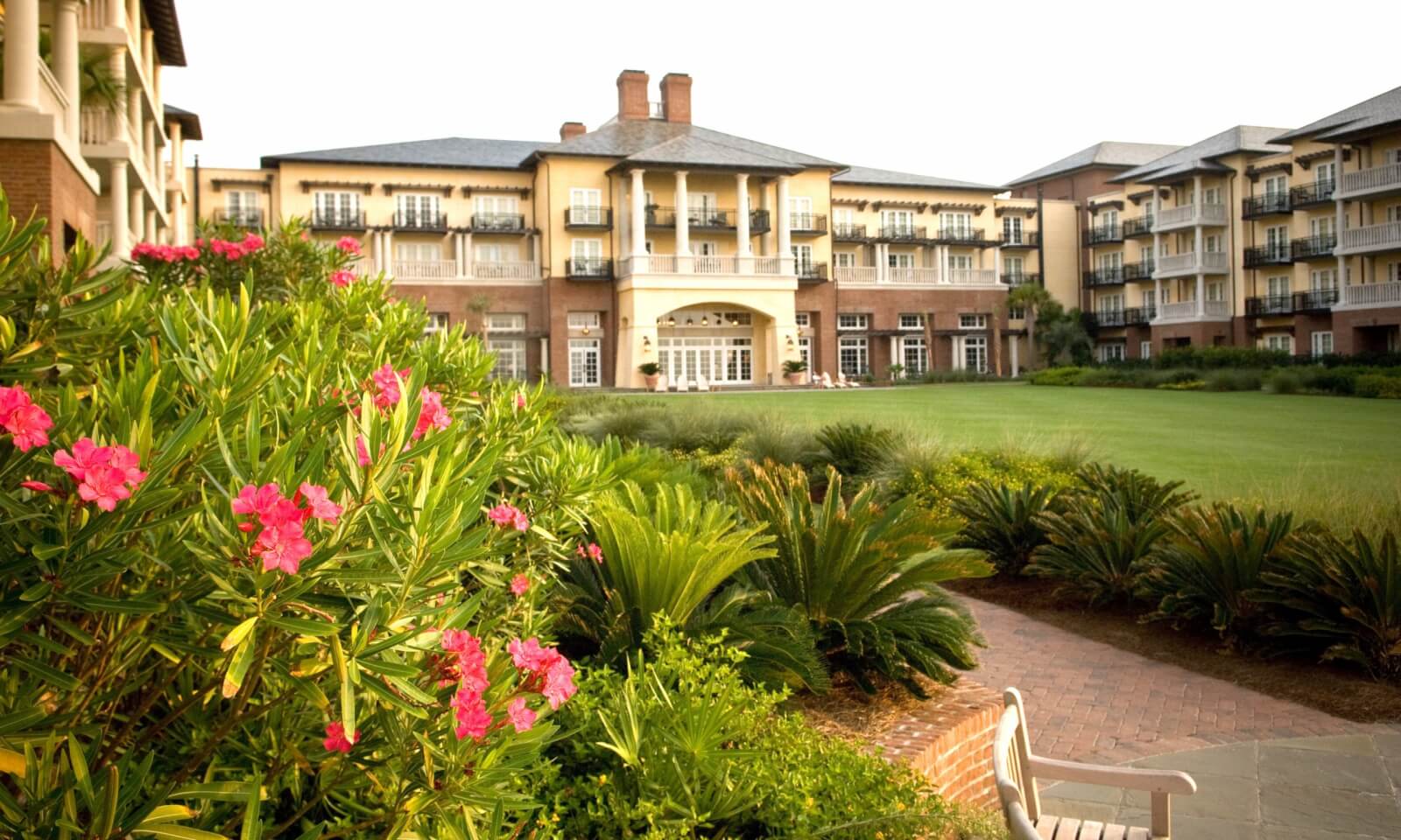 Grand lawn at The Sanctuary Hotel at Kiawah Island Golf Resort