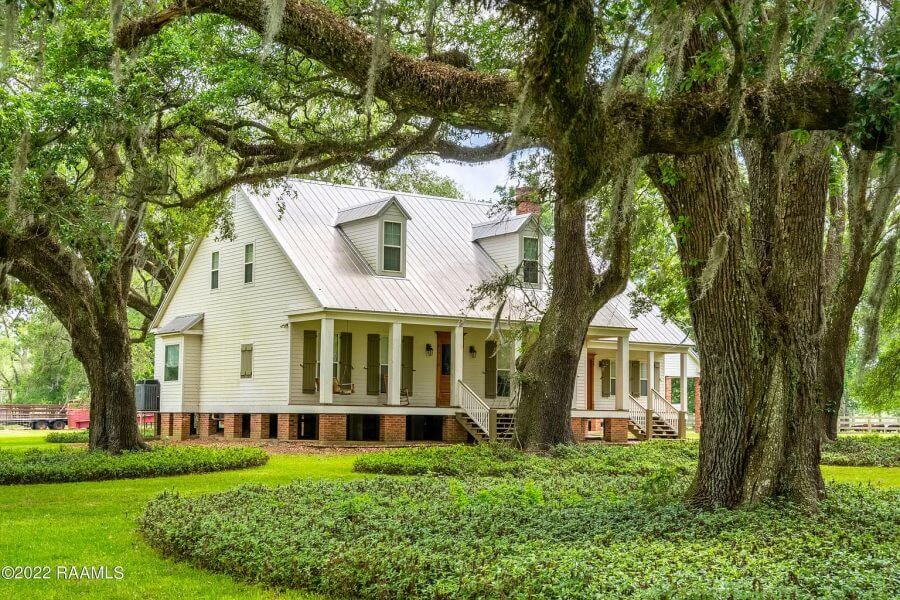 Oak tree and home on Louisiana land for sale