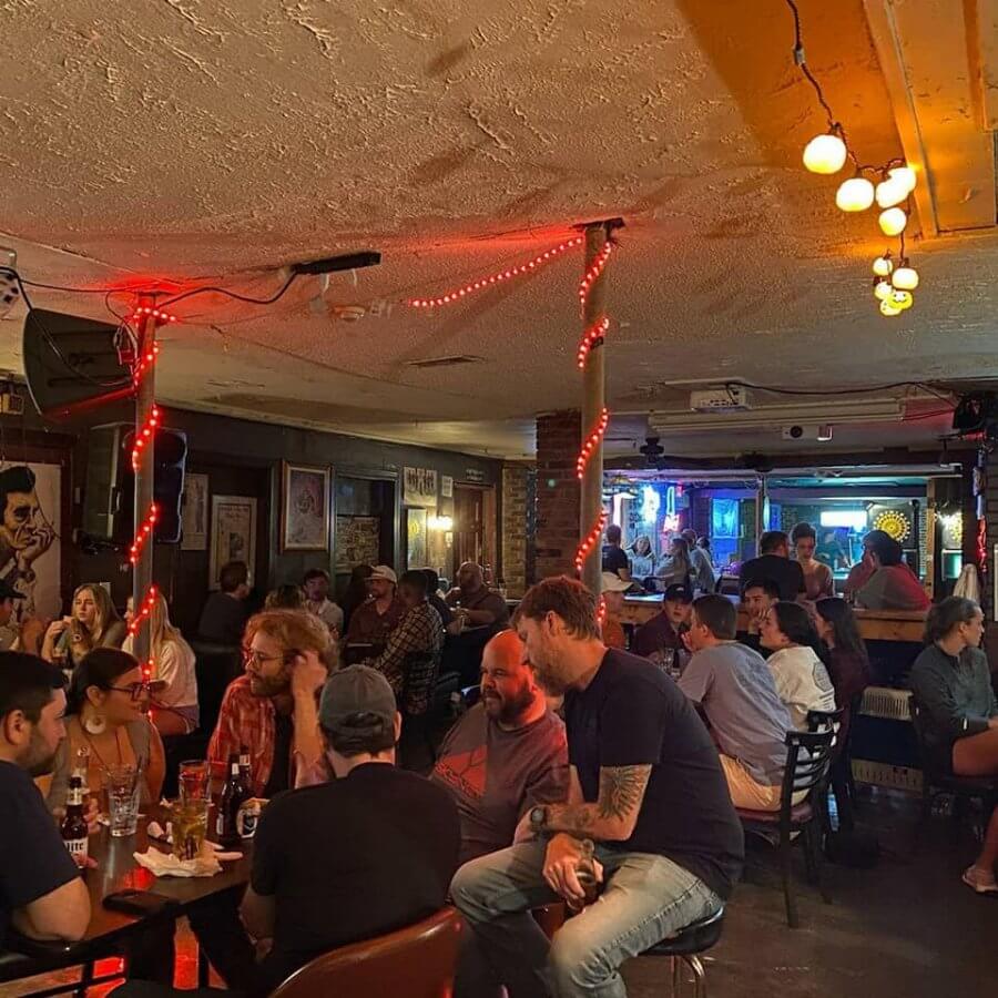 9 Mississippi Dive Bars Loved By Locals | StyleBlueprint