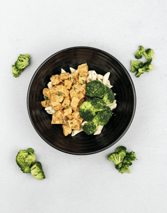 Pasta topped with chicken and broccoli