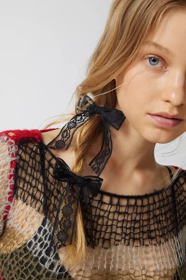model with side braid and hair bows