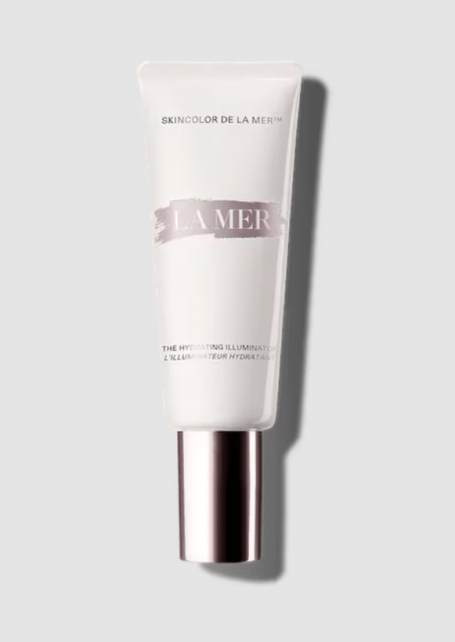 Tube of la mer skincare product against a plain background.