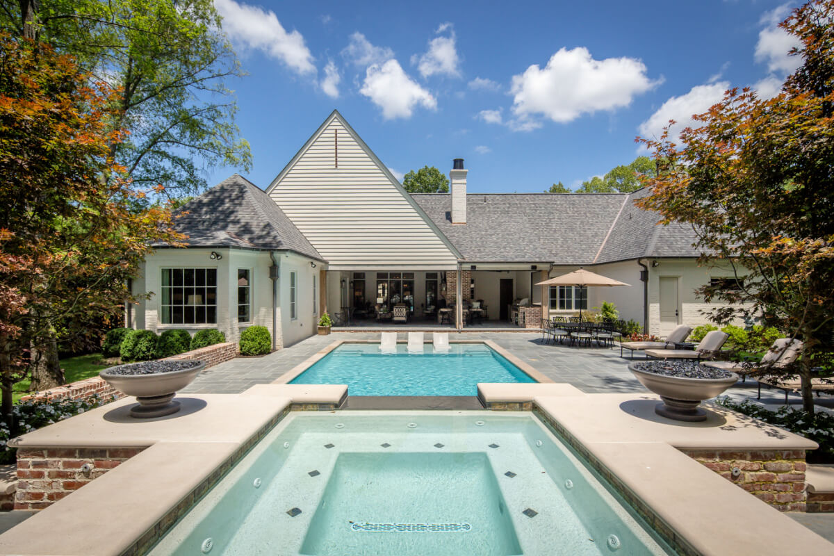 These Swanky Pool Design Trends Are the Warm-Weather Eye Candy You Need