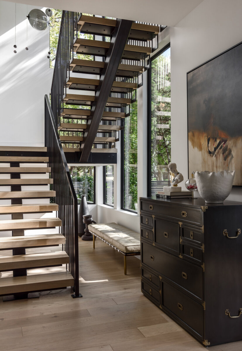 There's a Graffiti-Covered Bust in This Nashville Home, and It Works - 3 A modern stairwell